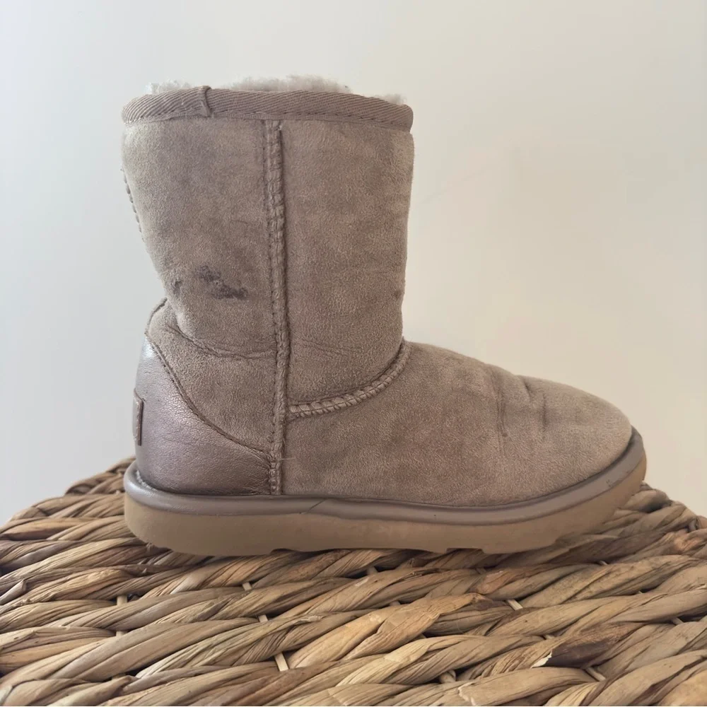 UGG Girls Classic Metallic Boot Size 1